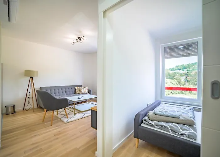 アパート Sun Square トゥズラ